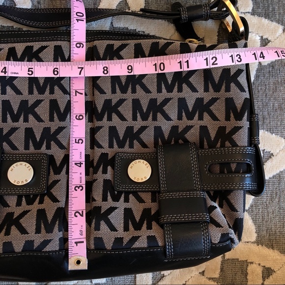 MICHAEL KORS MONOGRAM TOTE PURSE - Picture 7 of 7